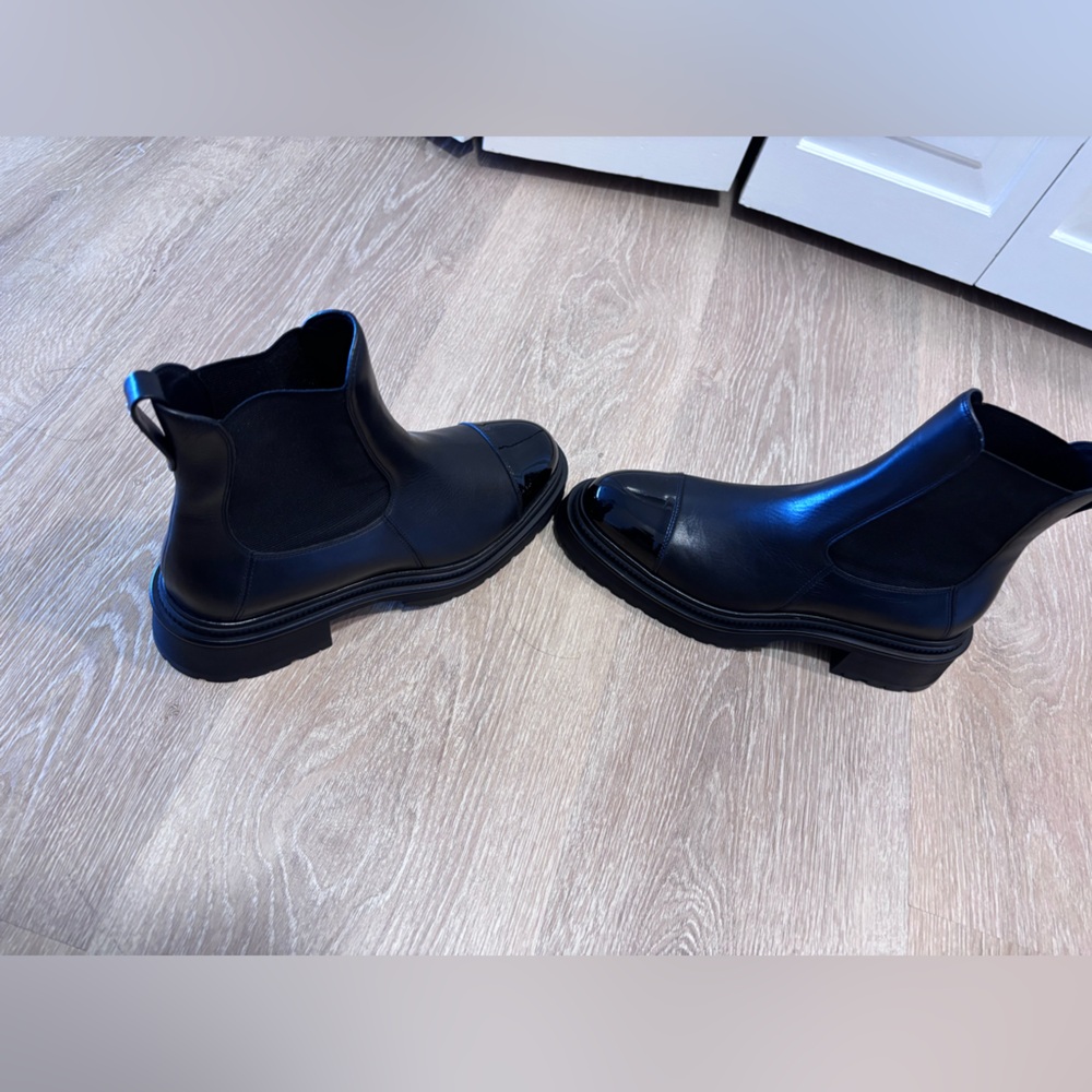 Chanel Chelsea boot. Black. Size 42. Never worn. Patent leather toe. Cc on back - Picture 5 of 13